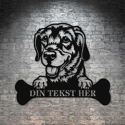 Personlig labrador retriever metalskilt i sort med personlig tekst. Hundeejer gaveidé