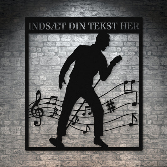 Personlig mandlig sanger vægskilt i sort med tekst. Unik gaveidé til musikeren