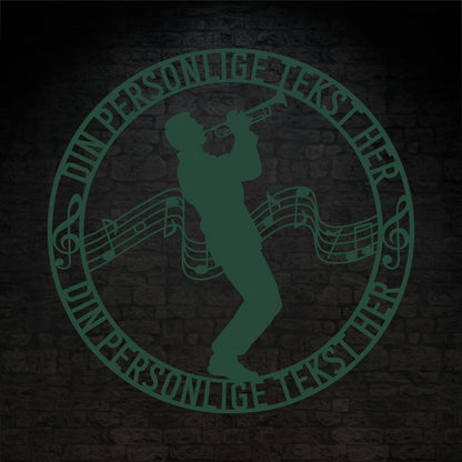 Personlig mandlig trompetist metal vægskilt i grøn med tekst. Unik musiker gaveidé