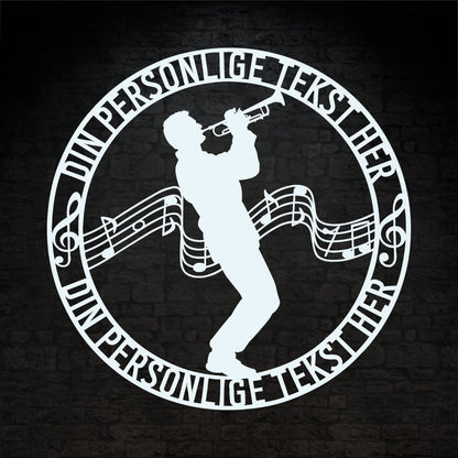 Personlig mandlig trompetist metal vægskilt i hvid med tekst. Unik musiker gaveidé