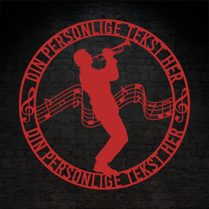 Personlig mandlig trompetist metal vægskilt i rød med tekst. Unik musiker gaveidé