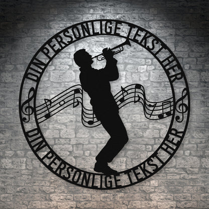 Personlig mandlig trompetist metal vægskilt i sort med tekst. Unik musiker gaveidé
