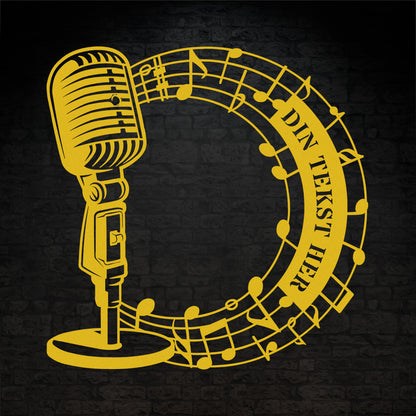 Personlig mikrofon metal vægskilt i gul med tekst. Unik gaveidé til sangeren