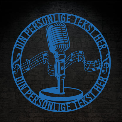 Personlig rund metal vægskilt i blå med tekst. Unik mikrofon gaveidé til sangeren