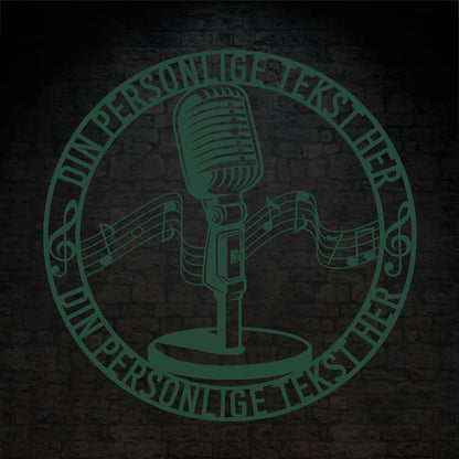 Personlig rund metal vægskilt i grøn med tekst. Unik mikrofon gaveidé til sangeren