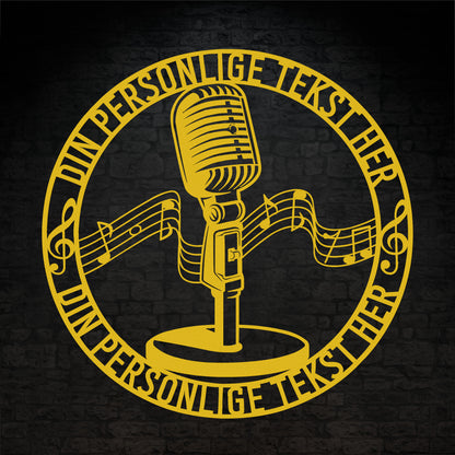 Personlig rund metal vægskilt i gul med tekst. Unik mikrofon gaveidé til sangeren