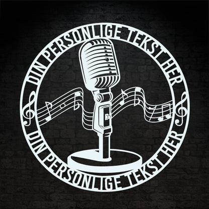 Personlig rund metal vægskilt i hvid med tekst. Unik mikrofon gaveidé til sangeren