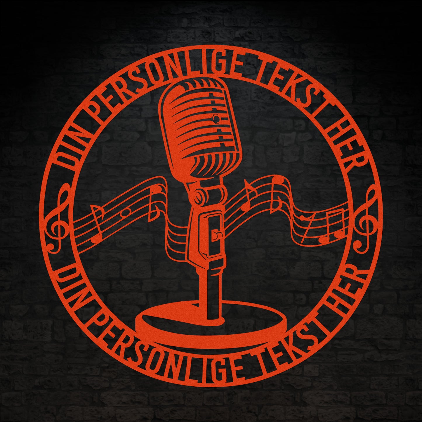 Personlig rund metal vægskilt i orange med tekst. Unik mikrofon gaveidé til sangeren