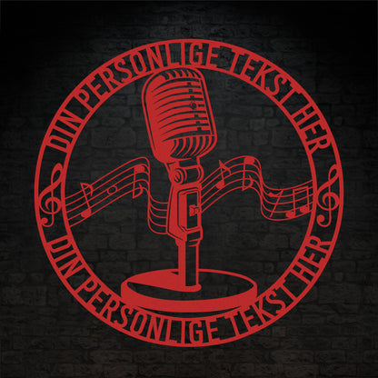 Personlig rund metal vægskilt i rød med tekst. Unik mikrofon gaveidé til sangeren