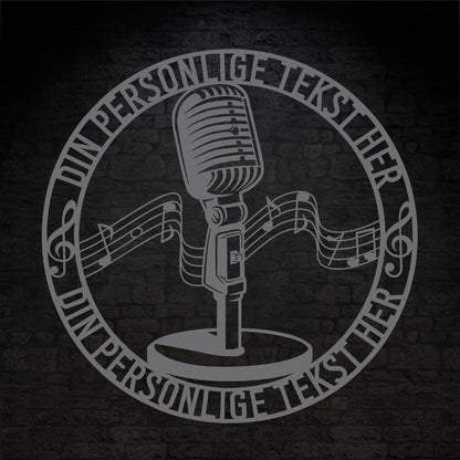 Personlig rund metal vægskilt i sølv med tekst. Unik mikrofon gaveidé til sangeren