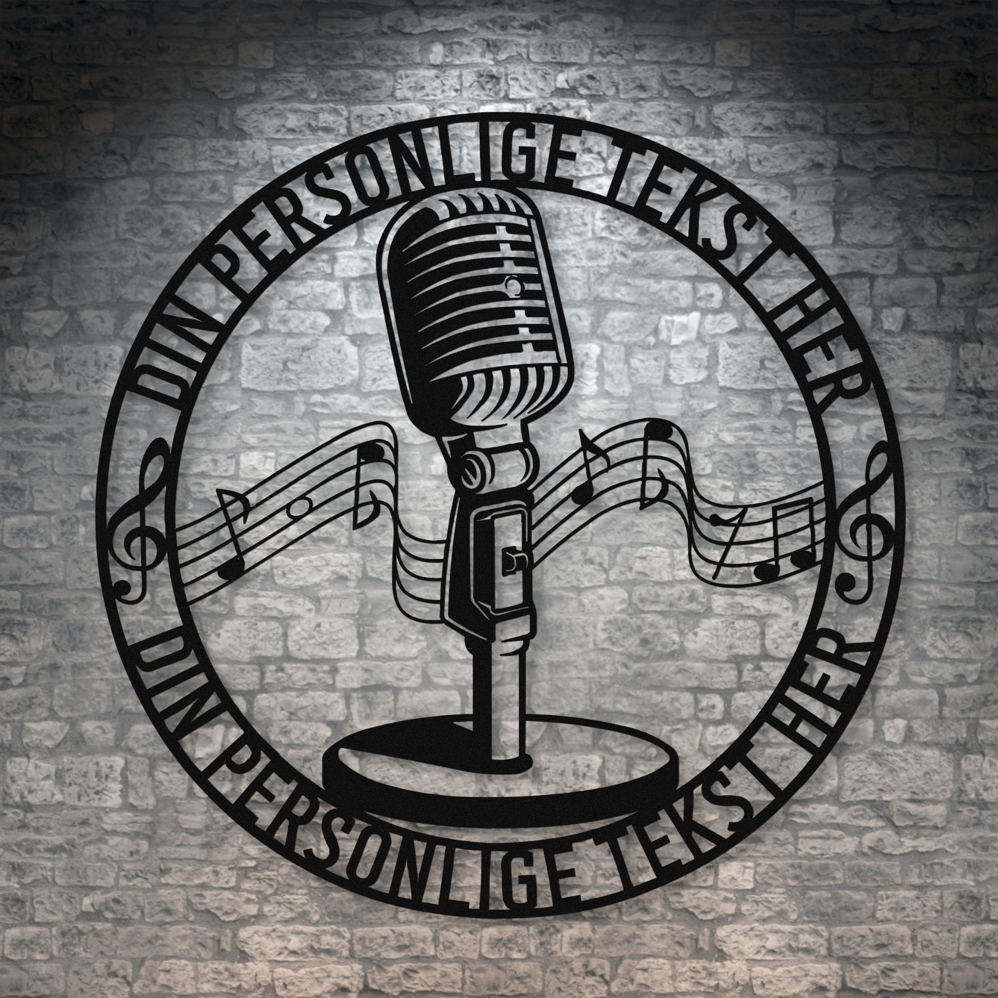 Personlig rund metal vægskilt i sort med tekst. Unik mikrofon gaveidé til sangeren