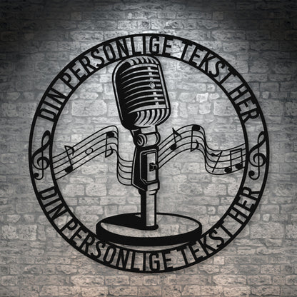 Personlig rund metal vægskilt i sort med tekst. Unik mikrofon gaveidé til sangeren