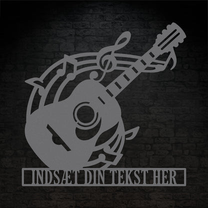 Personlig sølv guitarskilt i metal med tekst. Musikelsker navneskilt vægdekoration gaveidé