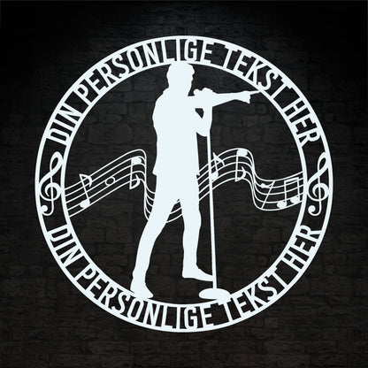 Personlig sanger rund vægskilt i hvid med tekst. Unik gaveidé til musikeren