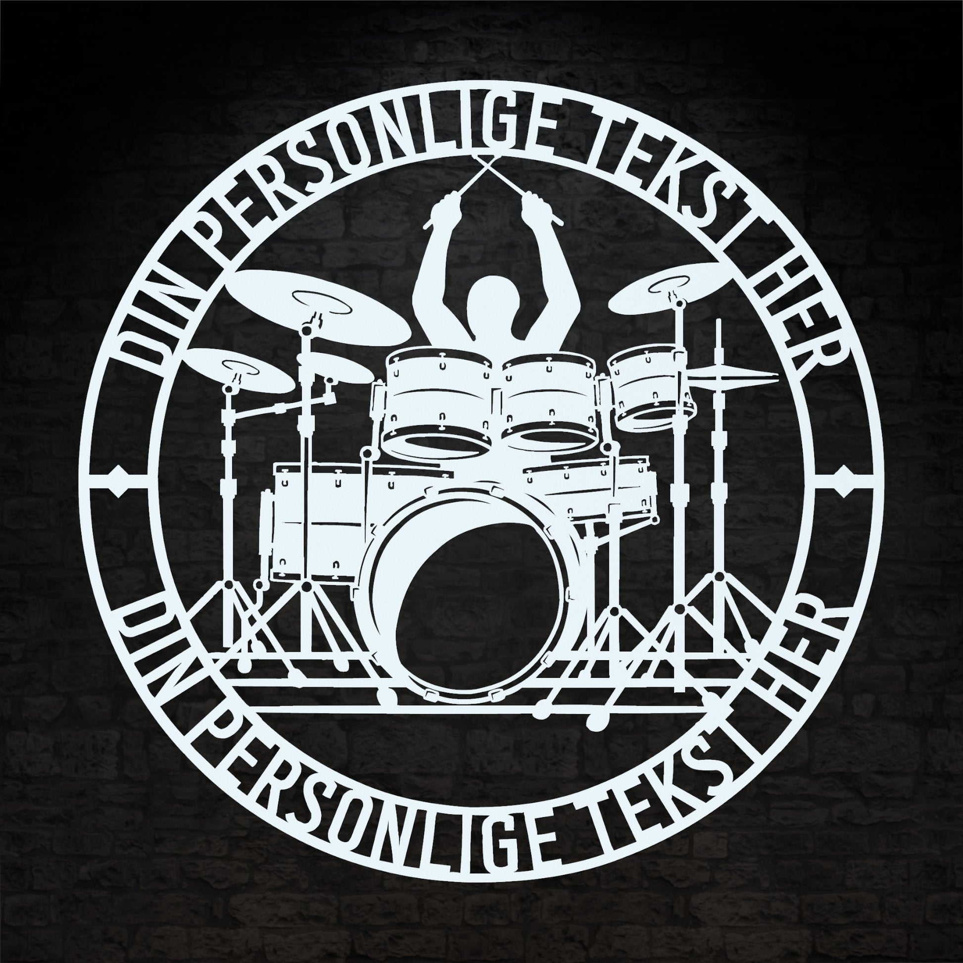Personlig trommeslager metal vægskilt i hvid med tekst. Unik gaveidé til trommespilleren
