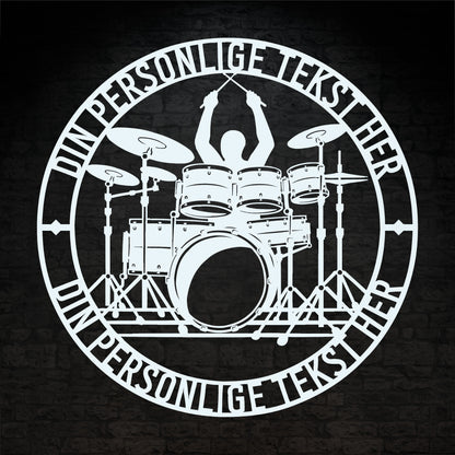 Personlig trommeslager metal vægskilt i hvid med tekst. Unik gaveidé til trommespilleren