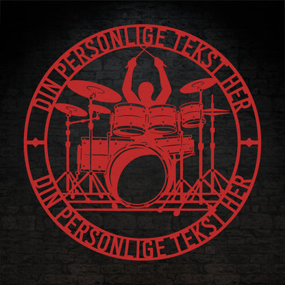 Personlig trommeslager metal vægskilt i rød med tekst. Unik gaveidé til trommespilleren