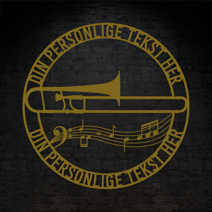 Rund trombone metal vægskilt i guld med personlig tekst. Unik gaveidé til muikeren