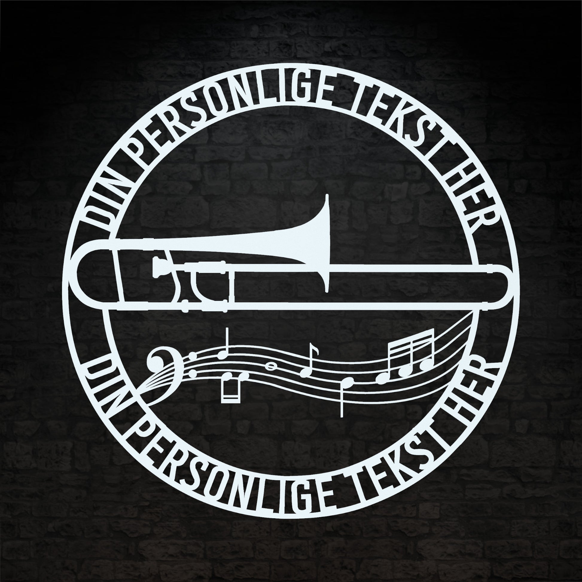 Rund trombone metal vægskilt i hvid med personlig tekst. Unik gaveidé til muikeren