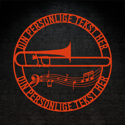 Rund trombone metal vægskilt i orange med personlig tekst. Unik gaveidé til muikeren