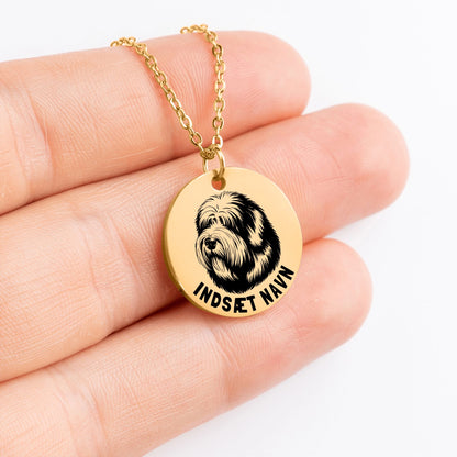 Smuk old English sheepdog guld halskæde i smykkeboks med personlig tekst. Leveres i gaveæske.