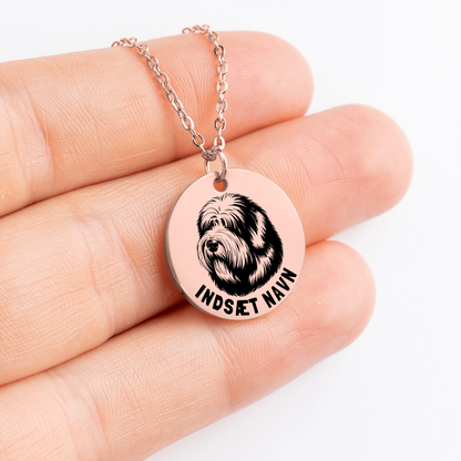 Smuk old English sheepdog rosa guld halskæde i smykkeboks med personlig tekst. Leveres i gaveæske.