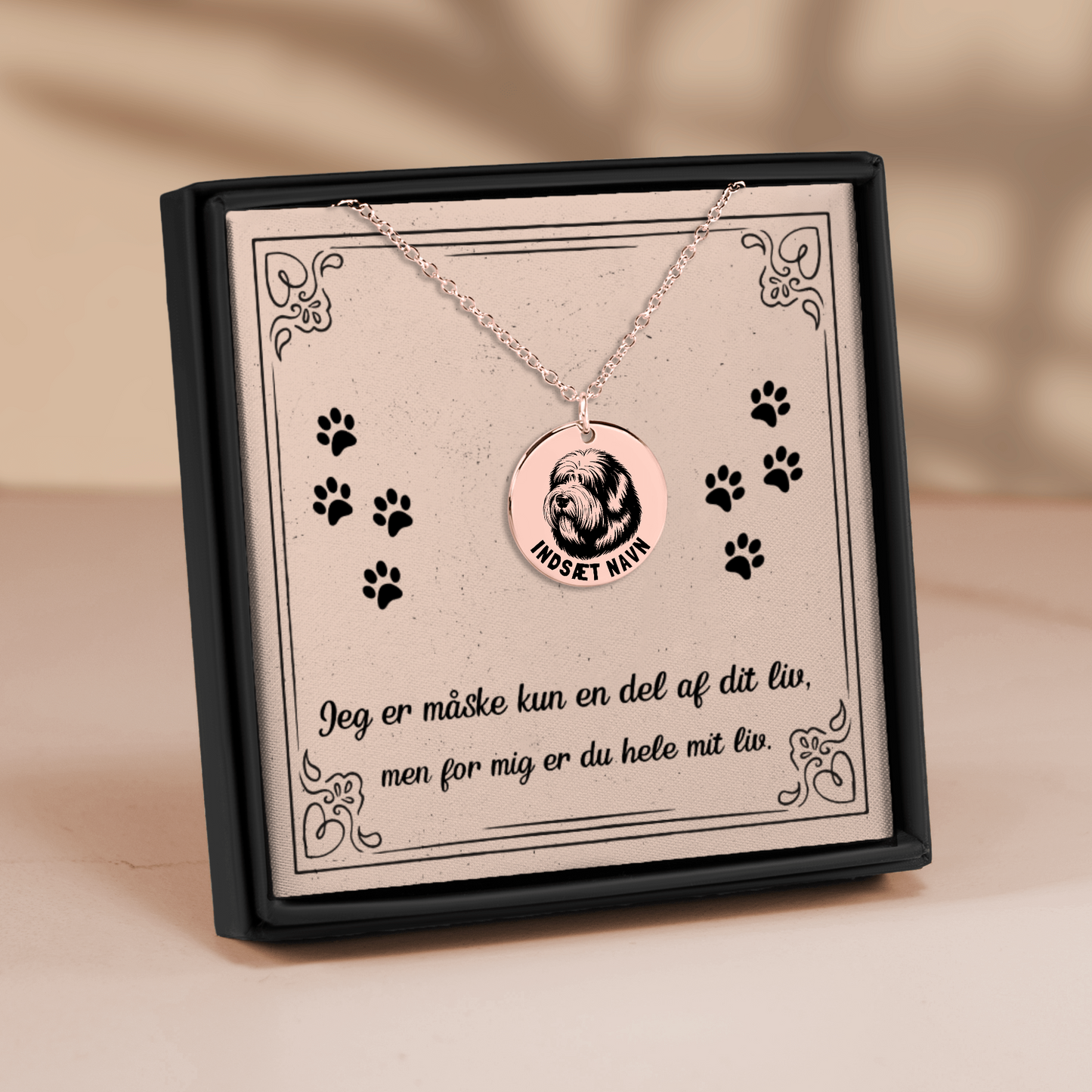Smuk old English sheepdog rosa guld halskæde i smykkeboks med personlig tekst. Leveres i gaveæske
