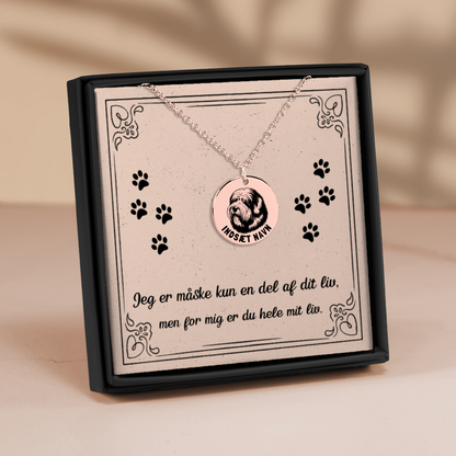 Smuk old English sheepdog rosa guld halskæde i smykkeboks med personlig tekst. Leveres i gaveæske