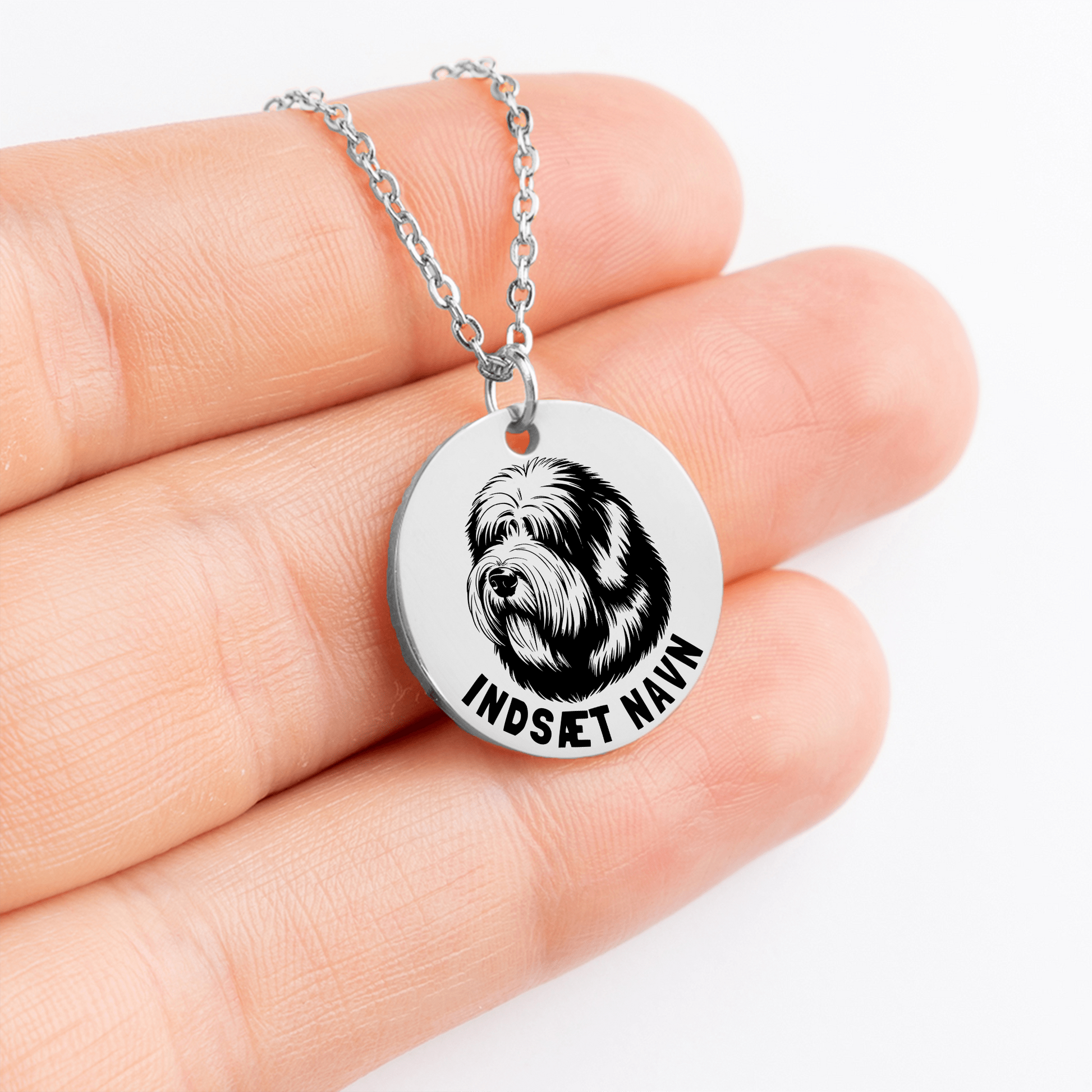 Smuk old English sheepdog sølv halskæde i smykkeboks med personlig tekst. Leveres i gaveæske..
