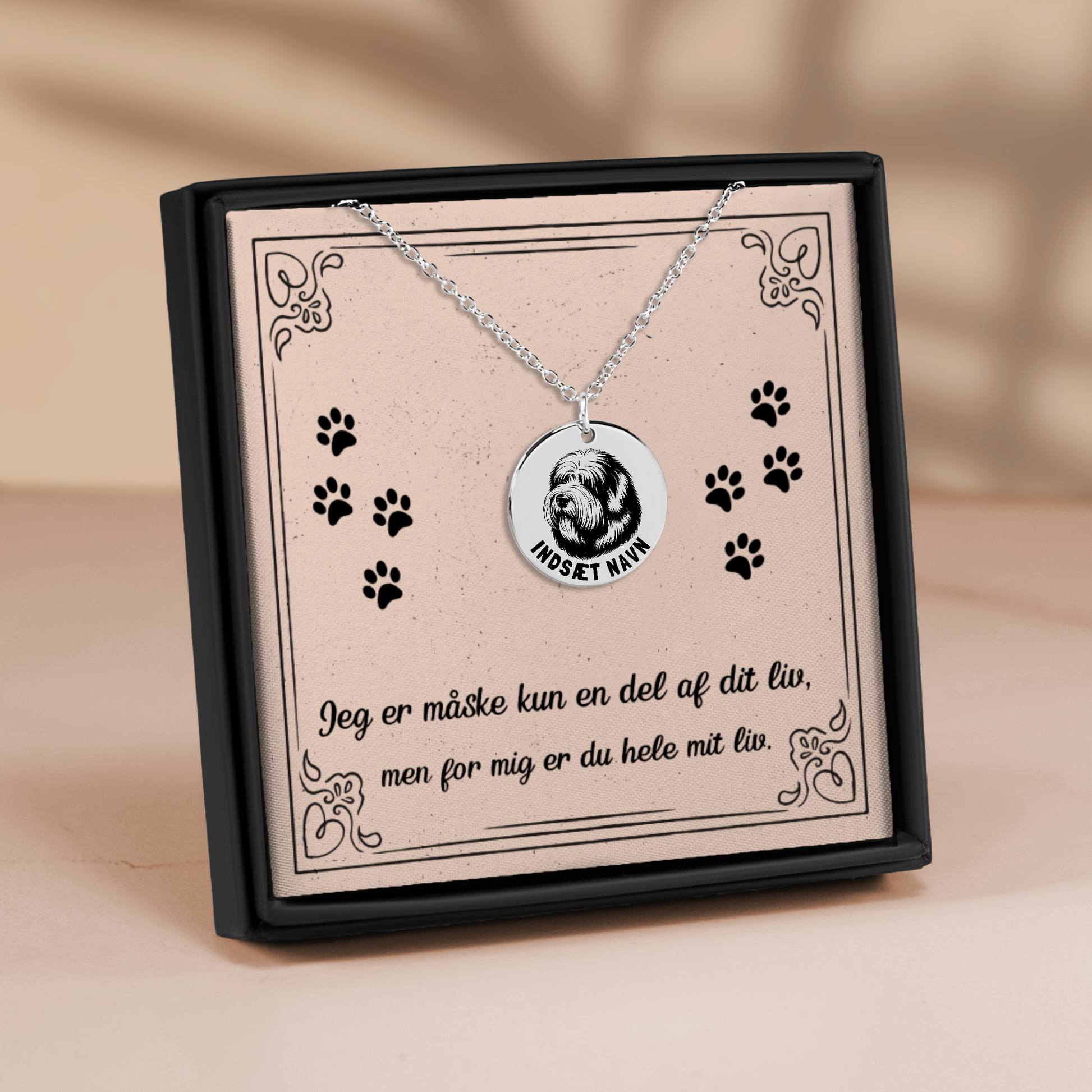 Smuk old English sheepdog sølv halskæde i smykkeboks med personlig tekst. Leveres i gaveæske