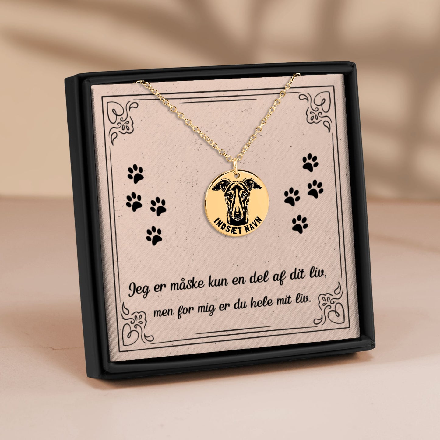 Smuk whippet guld halskæde i smykkeboks med personlig tekst. Leveres i gaveæske
