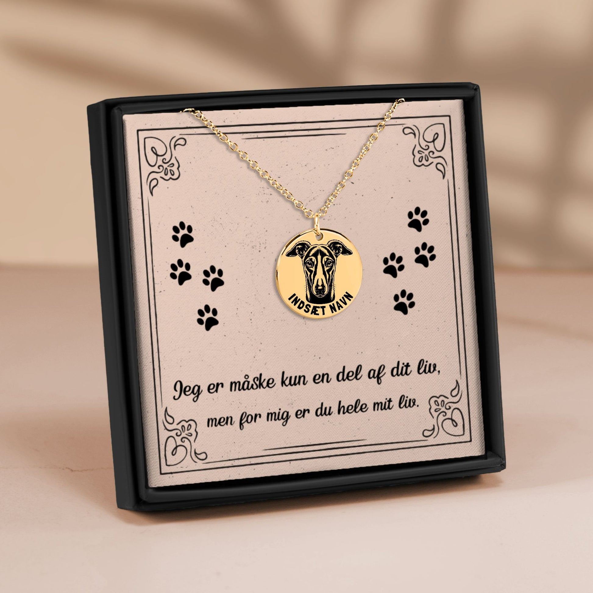 Smuk whippet guld halskæde i smykkeboks med personlig tekst. Leveres i gaveæske