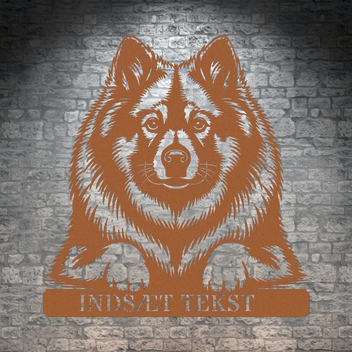 Stort Keeshond væg metalskilt i brun med personlig tekst. Unik Gaveide til hundeejer