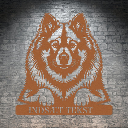 Stort Keeshond væg metalskilt i brun med personlig tekst. Unik Gaveide til hundeejer