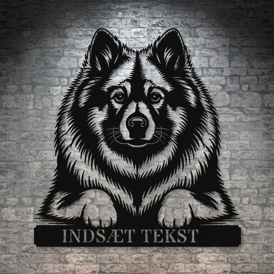 Stort Keeshond væg metalskilt i sort med personlig tekst. Unik Gaveide til hundeejer