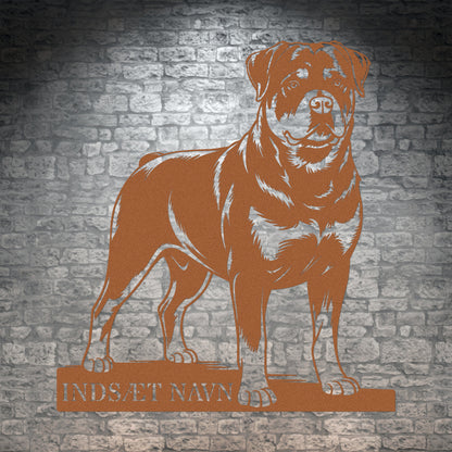 Stort brun rottweiler væg metalskilt  med personlig tekst. Unik Gaveide til hundeejer.