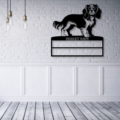 Stort laserskåret Cavalier King metalskilt med personlig navn til rosetter. Unik Gaveide til hundeejeren...