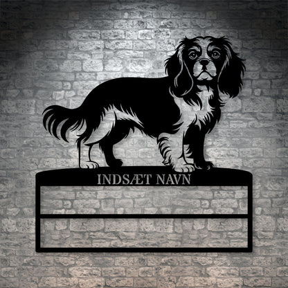 Stort laserskåret Cavalier King metalskilt med personlig navn til rosetter. Unik Gaveide til hundeejeren