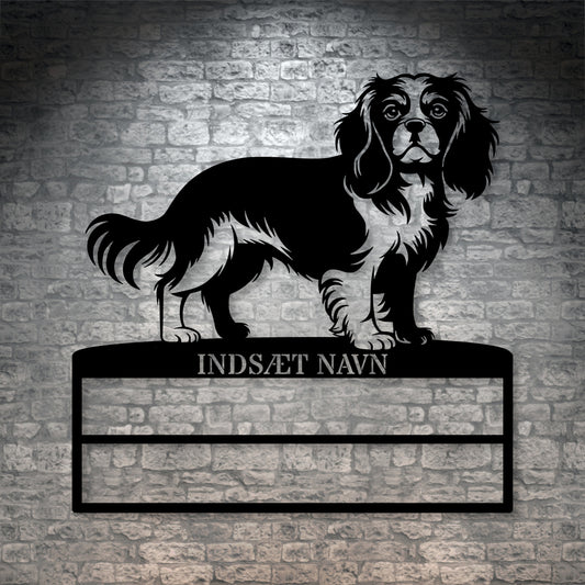 Stort laserskåret Cavalier King metalskilt med personlig navn til rosetter. Unik Gaveide til hundeejeren