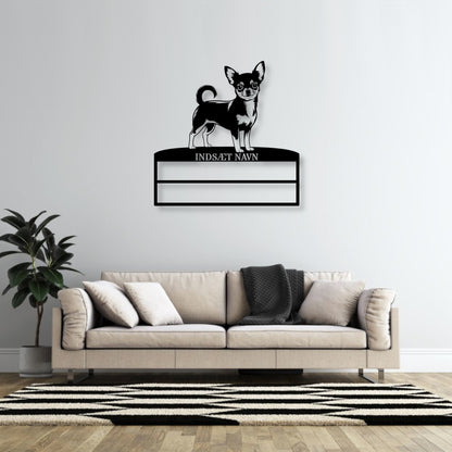 Stort laserskåret Chihuahua metalskilt med personlig navn til rosetter. Unik Gaveide til hundeejeren.