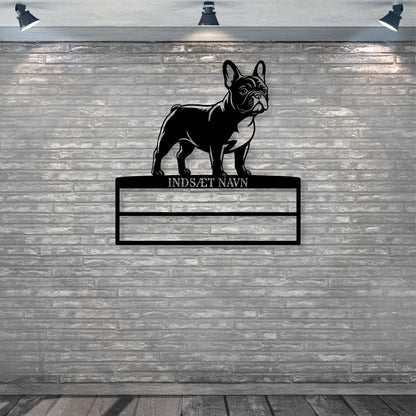 Stort laserskåret Fransk Bulldog metalskilt med personlig navn til rosetter. Unik Gaveide til hundeejer.