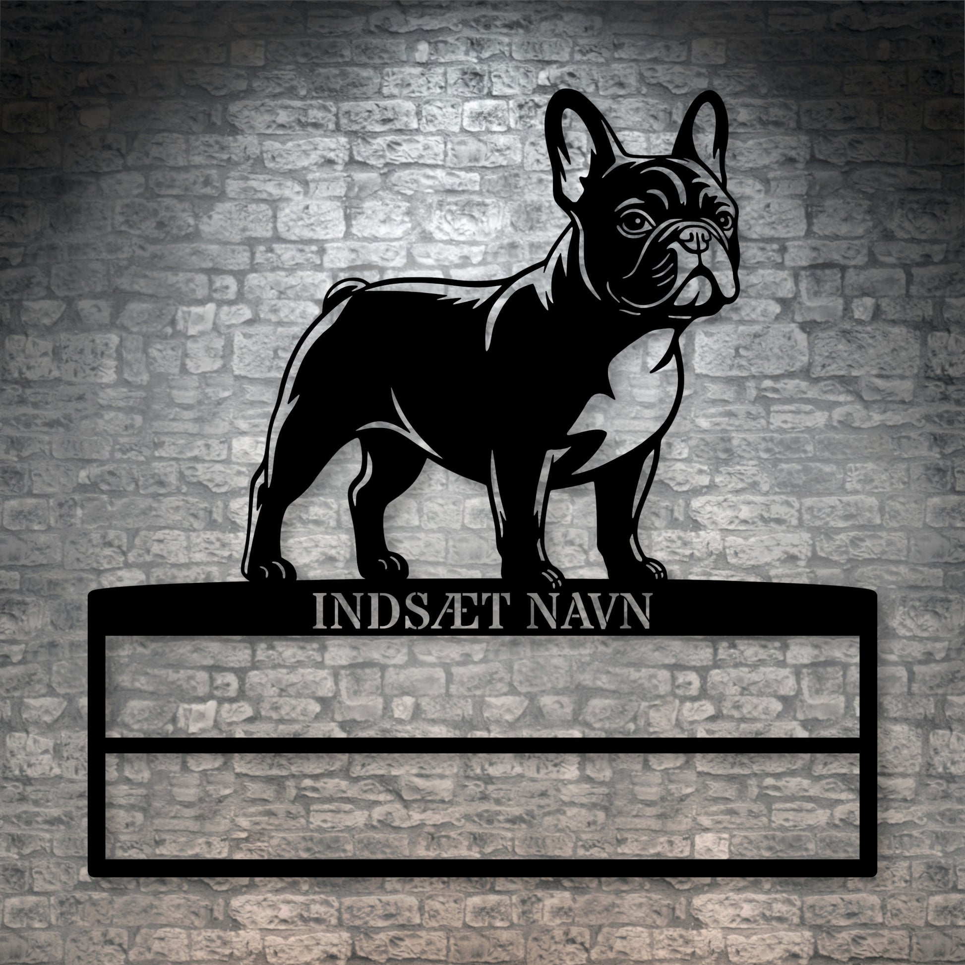 Stort laserskåret Fransk Bulldog metalskilt med personlig navn til rosetter. Unik Gaveide til hundeejer