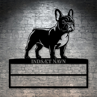 Stort laserskåret Fransk Bulldog metalskilt med personlig navn til rosetter. Unik Gaveide til hundeejer
