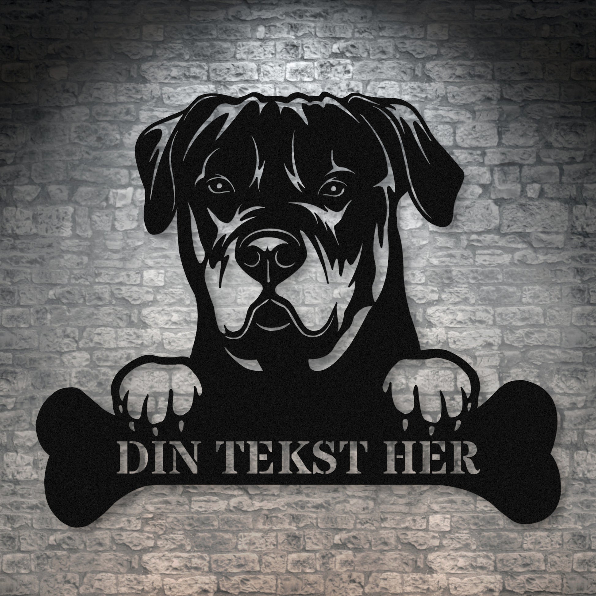 Stort personlig rottweiler metalskilt i sort med personlig tekst. Hundeejer navneskilt gaveidé