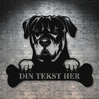 Stort personlig rottweiler metalskilt i sort med personlig tekst. Hundeejer navneskilt gaveidé