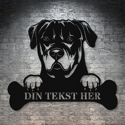Stort personlig rottweiler metalskilt i sort med personlig tekst. Hundeejer navneskilt gaveidé