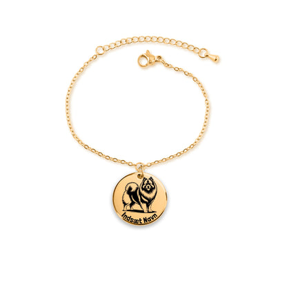 Unik Keeshond guld armbånd i smykkeboks med personlig tekst. Personlig gaveidé til hundeejeren.