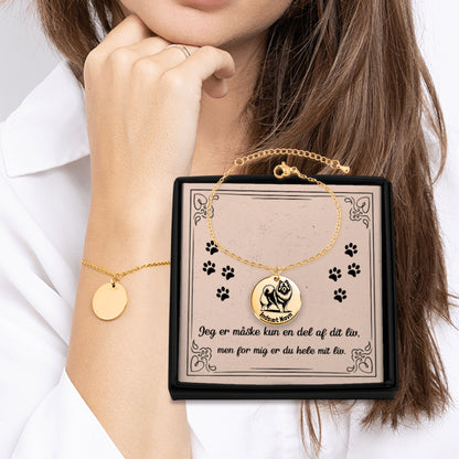 Unik Keeshond guld armbånd i smykkeboks med personlig tekst. Personlig gaveidé til hundeejeren