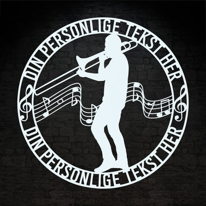 Unik mandlig trombonist metal vægskilt i hvid med personlig tekst. Unik musiker gaveidé