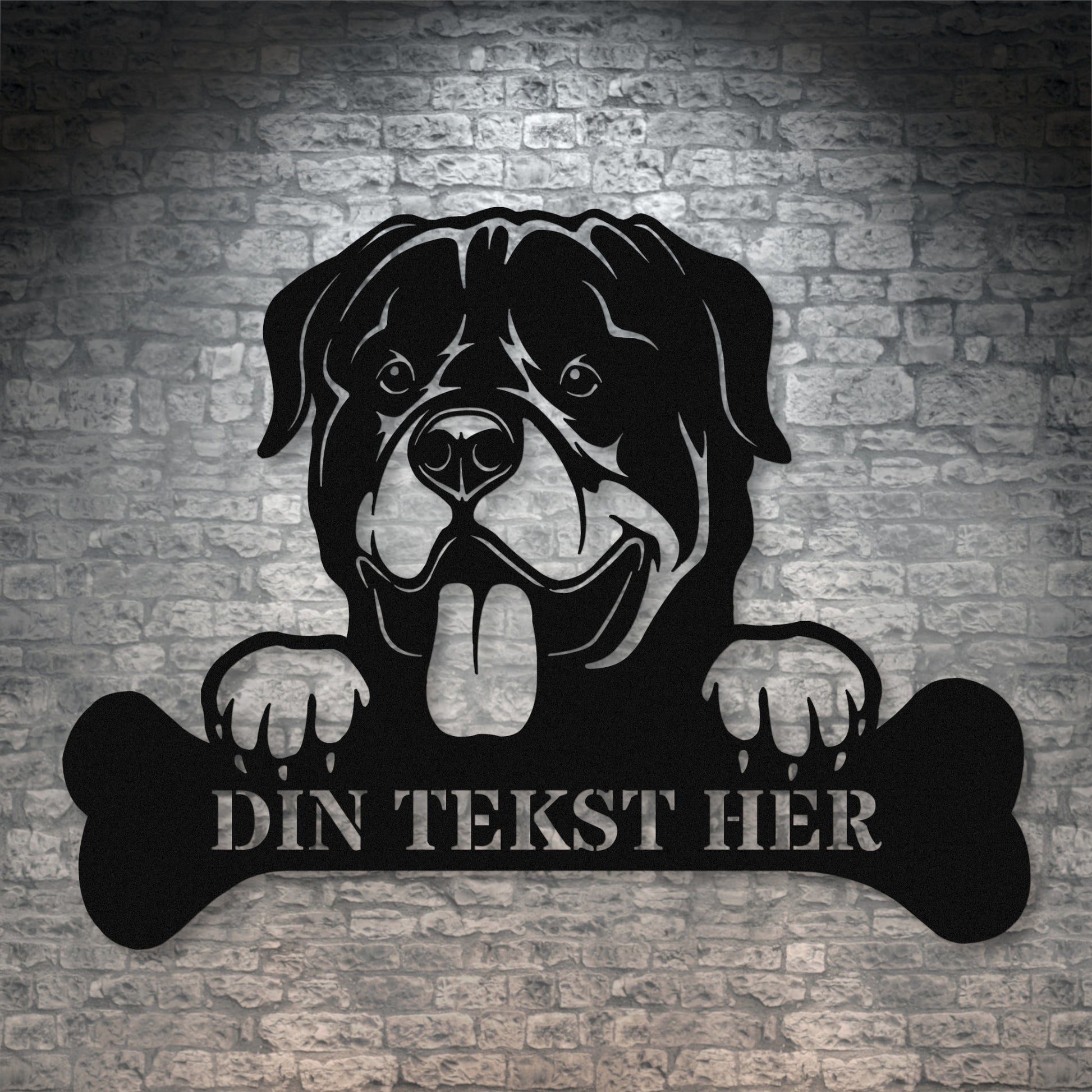 Unik rottweiler metalskilt i sort med personlig tekst. Hundeejer navneskilt gaveidé